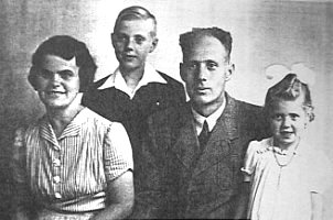Karl Bernard mit Frau und Kinder in 1945